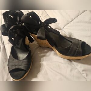 UGG NEW, BUT NO TAG. Elegant Black Wedge Sandals With Ankle Wrap Lace
